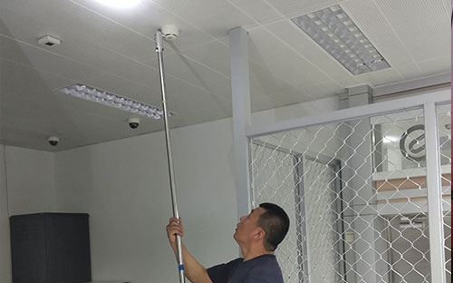 優明科工人調試設備